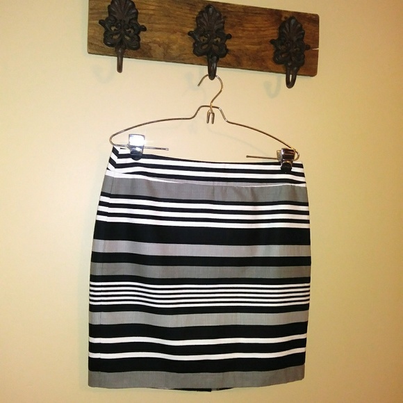 ๐ Banana Republic Color Block Striped Skirt - Picture 2 of 6